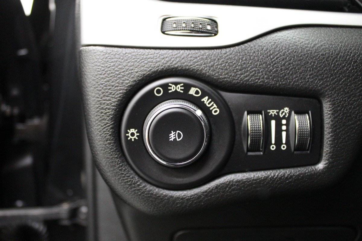 Used 2015 Jeep Cherokee Trailhawk AWD/4WD image 15