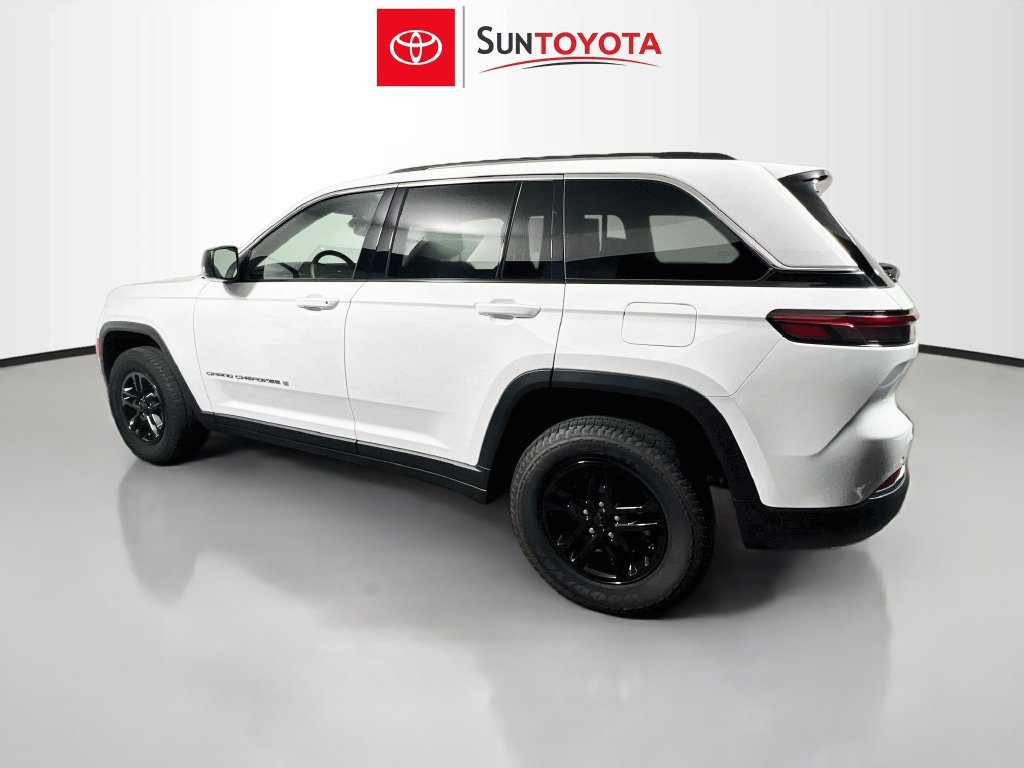 Used 2023 Jeep Grand Cherokee Laredo w/ Luxury Tech Group I AWD/4WD image 5