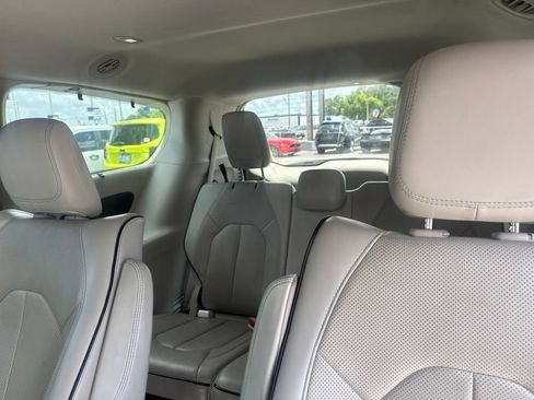 Used 2017 Chrysler Pacifica Platinum FWD image 8