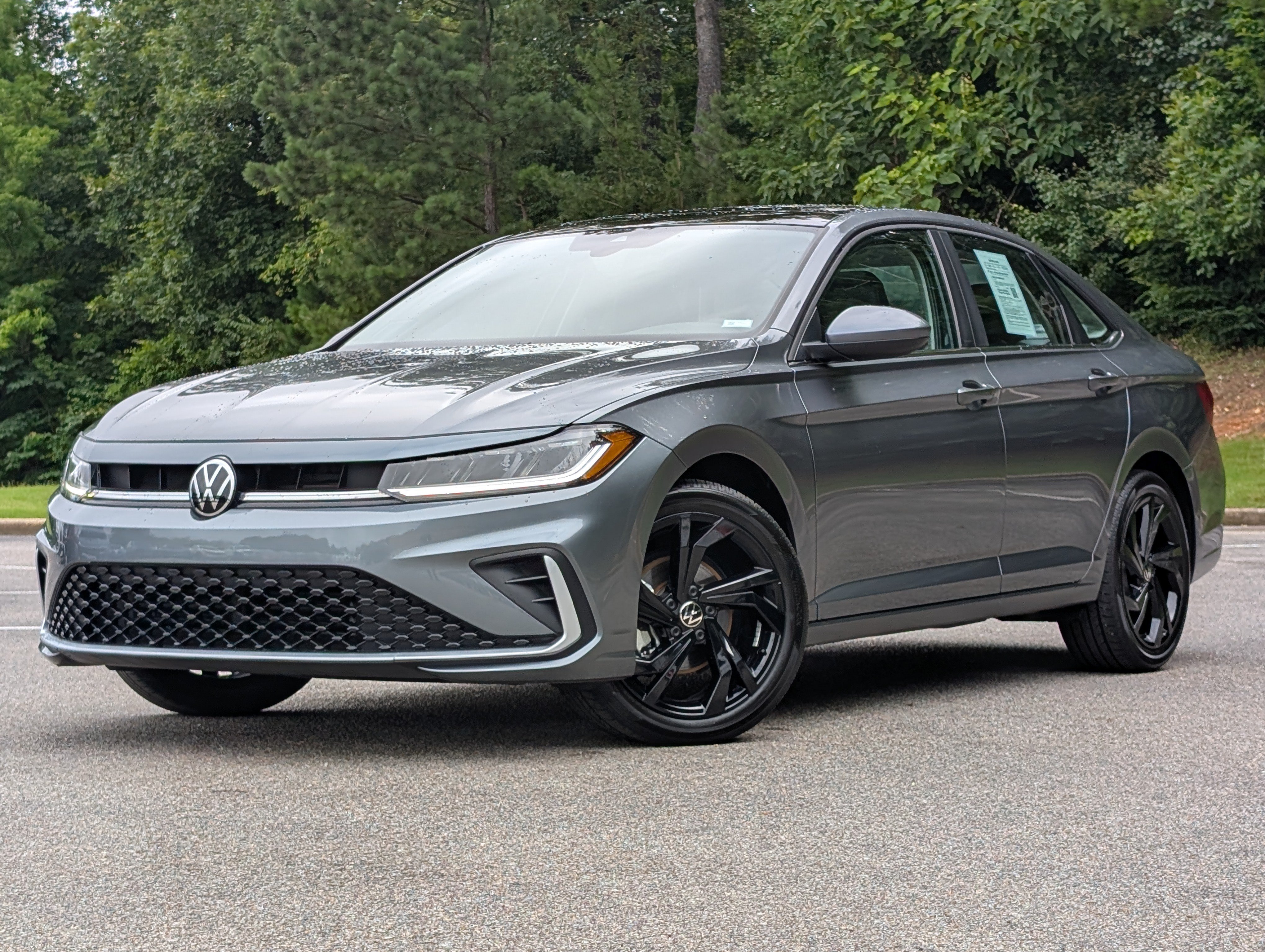 Used 2025 Volkswagen Jetta SE w/ Sunroof Package FWD image 4
