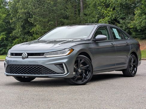Used 2025 Volkswagen Jetta SE w/ Sunroof Package FWD image 4