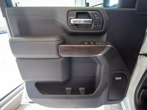 Used 2022 GMC Sierra 2500 SLT w/ SLT Preferred Package image 10