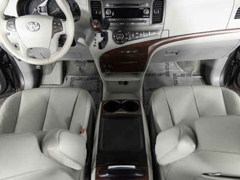 Used 2013 Toyota Sienna XLE image 36