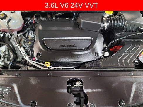 Used 2024 Chrysler Pacifica Touring-L image 11