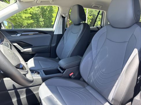 Certified 2025 Volkswagen Tiguan SE image 16