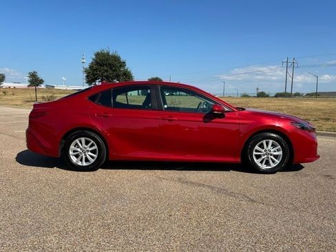 Used 2025 Toyota Camry LE image 5