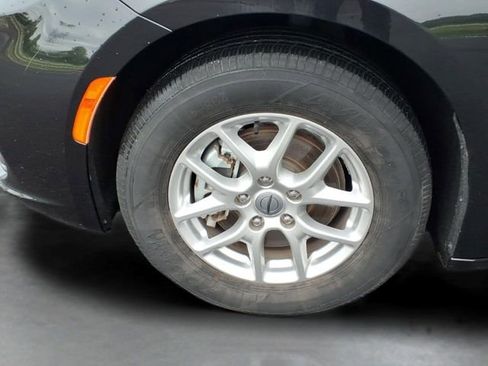 Used 2023 Chrysler Pacifica Touring-L FWD image 18
