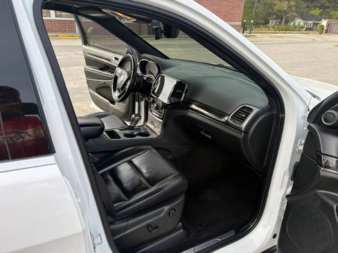 Used 2022 Jeep Grand Cherokee Limited image 9