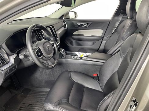 Used 2020 Volvo V60 T5 Cross Country image 2