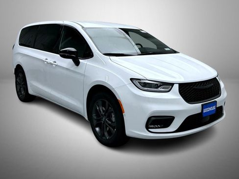 New 2026 Chrysler Pacifica Select image 3