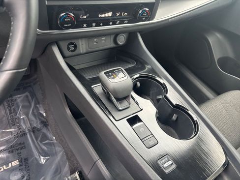 Used 2025 Nissan Rogue SV image 43