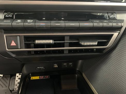 Used 2025 Toyota Camry SE FWD image 21
