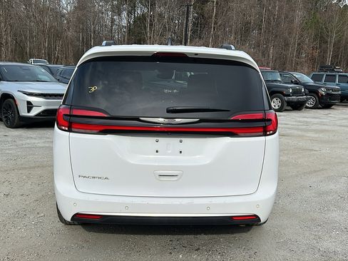 Used 2024 Chrysler Pacifica Pinnacle image 9