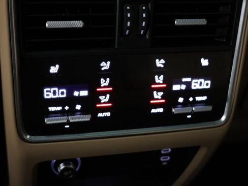 Used 2021 Porsche Cayenne AWD/4WD image 32