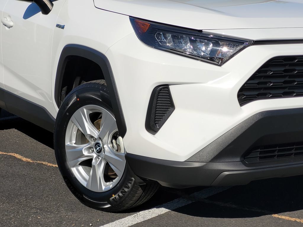 Used 2021 Toyota RAV4 LE AWD/4WD image 4