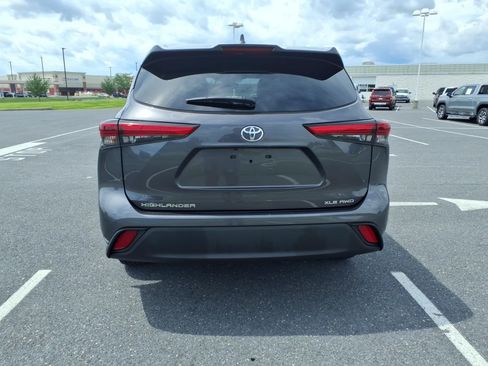 Used 2021 Toyota Highlander XLE AWD/4WD image 5