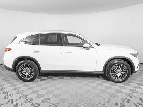 Used 2025 Mercedes-Benz GLC 300 4MATIC image 4
