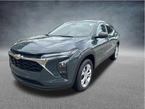 Used 2025 Chevrolet Trax LS w/ Driver Confidence Package FWD image 3