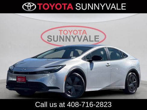 Used 2025 Toyota Prius LE image 2