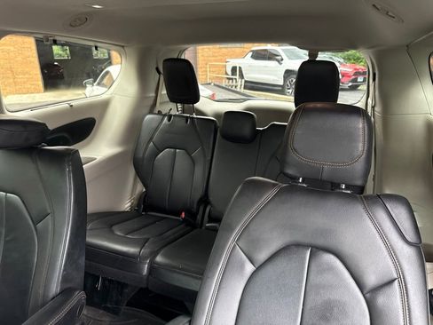 Used 2017 Chrysler Pacifica Touring-L FWD image 17