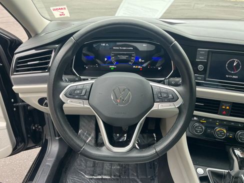 Used 2024 Volkswagen Jetta SE w/ Panoramic Sunroof Package image 17