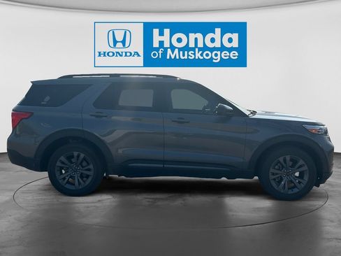 Used 2022 Ford Explorer XLT w/ Equipment Group 202A AWD/4WD image 4