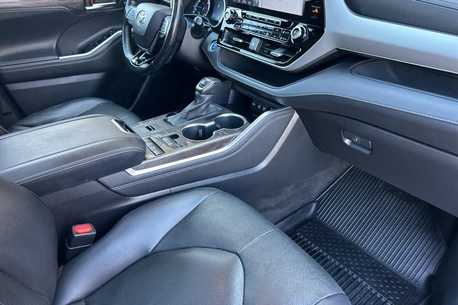 Used 2021 Toyota Highlander Platinum AWD/4WD image 16