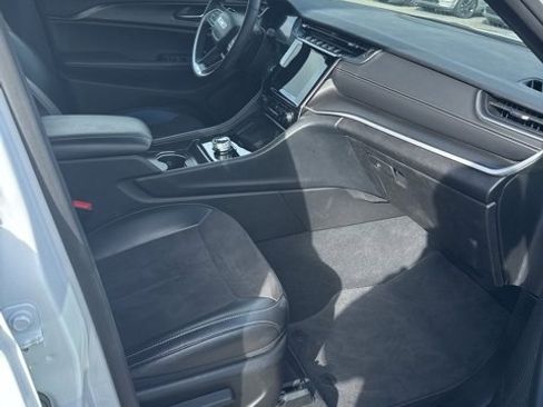 Certified 2024 Jeep Grand Cherokee L Laredo image 9