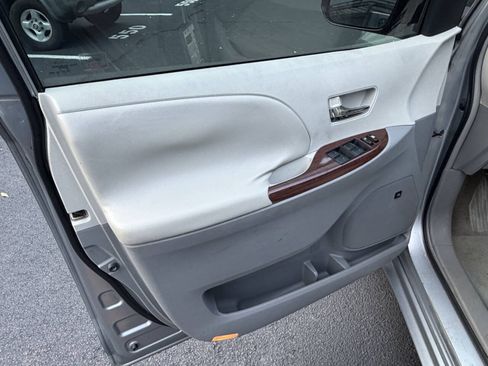 Used 2011 Toyota Sienna XLE w/ XLE Navigation Pkg FWD image 10