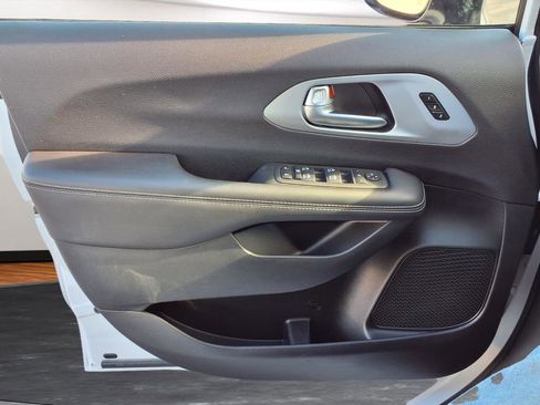 Used 2025 Chrysler Pacifica Limited image 17