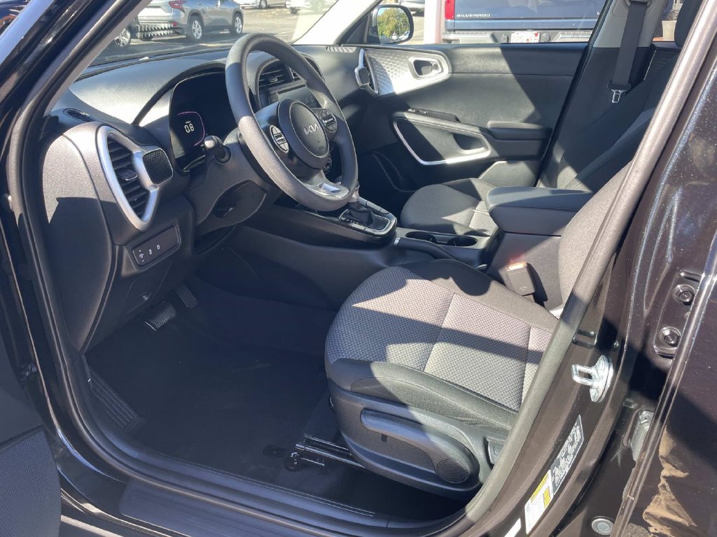 Used 2025 Kia Soul LX FWD image 17