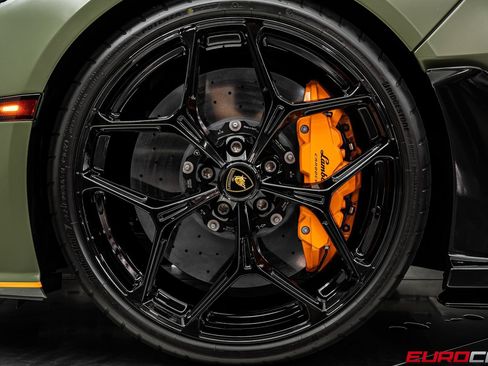 Used 2025 Lamborghini Revuelto AWD/4WD image 30