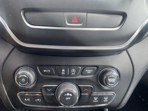 Used 2019 Jeep Cherokee Latitude Plus FWD image 11