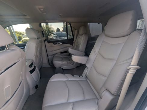 Used 2017 Cadillac Escalade Luxury image 19