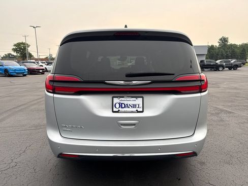 Used 2024 Chrysler Pacifica Touring-L FWD image 6