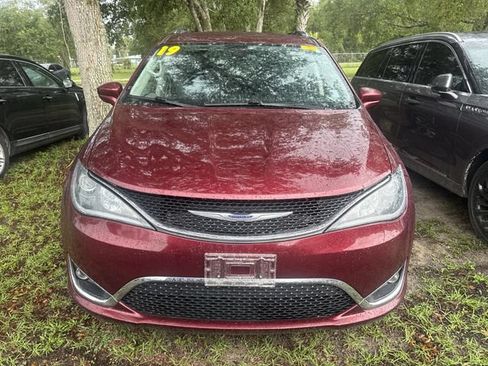 Used 2019 Chrysler Pacifica Touring-L Plus FWD image 2