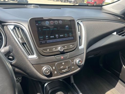 Used 2017 Chevrolet Malibu LT FWD image 15