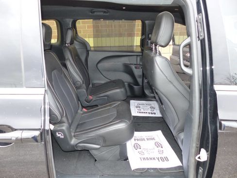 Used 2025 Chrysler Pacifica Select image 29