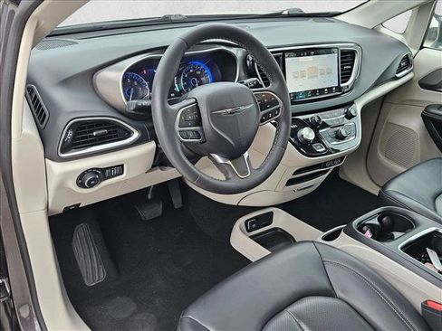 Used 2023 Chrysler Pacifica Touring-L FWD image 10