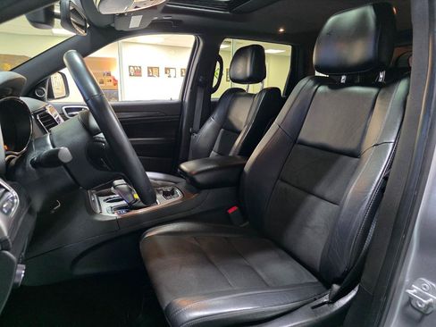 Used 2019 Jeep Grand Cherokee Altitude AWD/4WD image 15