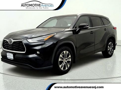 Used 2022 Toyota Highlander XLE AWD/4WD image 1