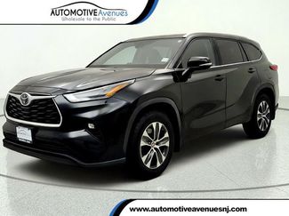 Used 2022 Toyota Highlander XLE AWD/4WD video 1