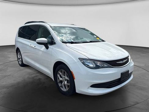 Used 2018 Chrysler Pacifica Touring w/ Tire & Wheel Group FWD image 2