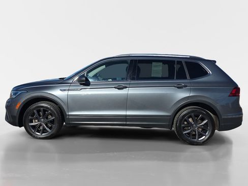 Used 2023 Volkswagen Tiguan SE w/ Panoramic Sunroof Package image 2