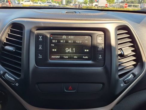Used 2017 Jeep Cherokee Latitude FWD image 25
