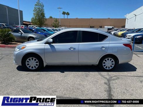 Used 2013 Nissan Versa SV image 2