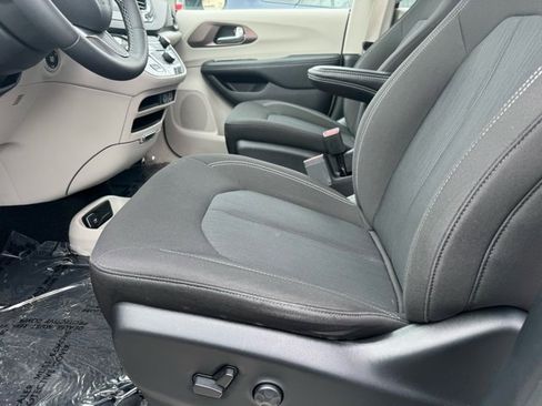 Used 2023 Chrysler Voyager LX image 5