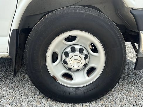 Used 2017 Chevrolet Express 2500 RWD image 8