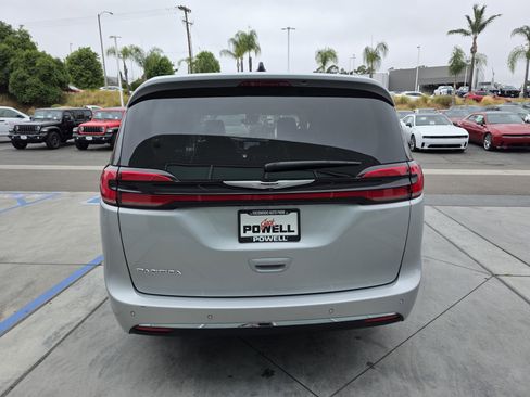 Certified 2024 Chrysler Pacifica Touring-L image 4