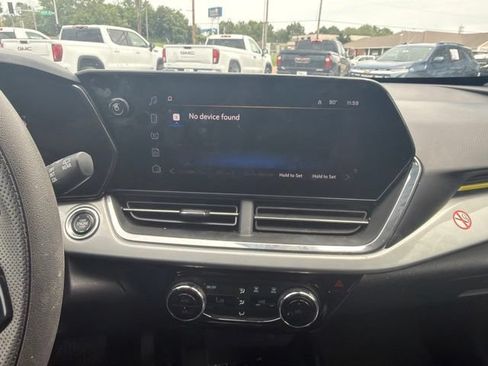 Used 2025 Chevrolet Trax LT FWD image 48